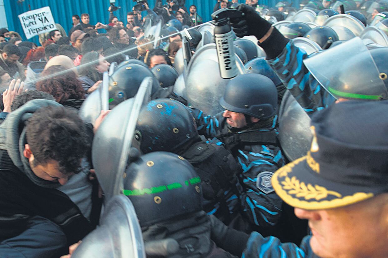 La violenta carga de los policías contra los trabajadores fue reivindicada por el ministro de Seguridad bonaerense, Cristian Ritondo.