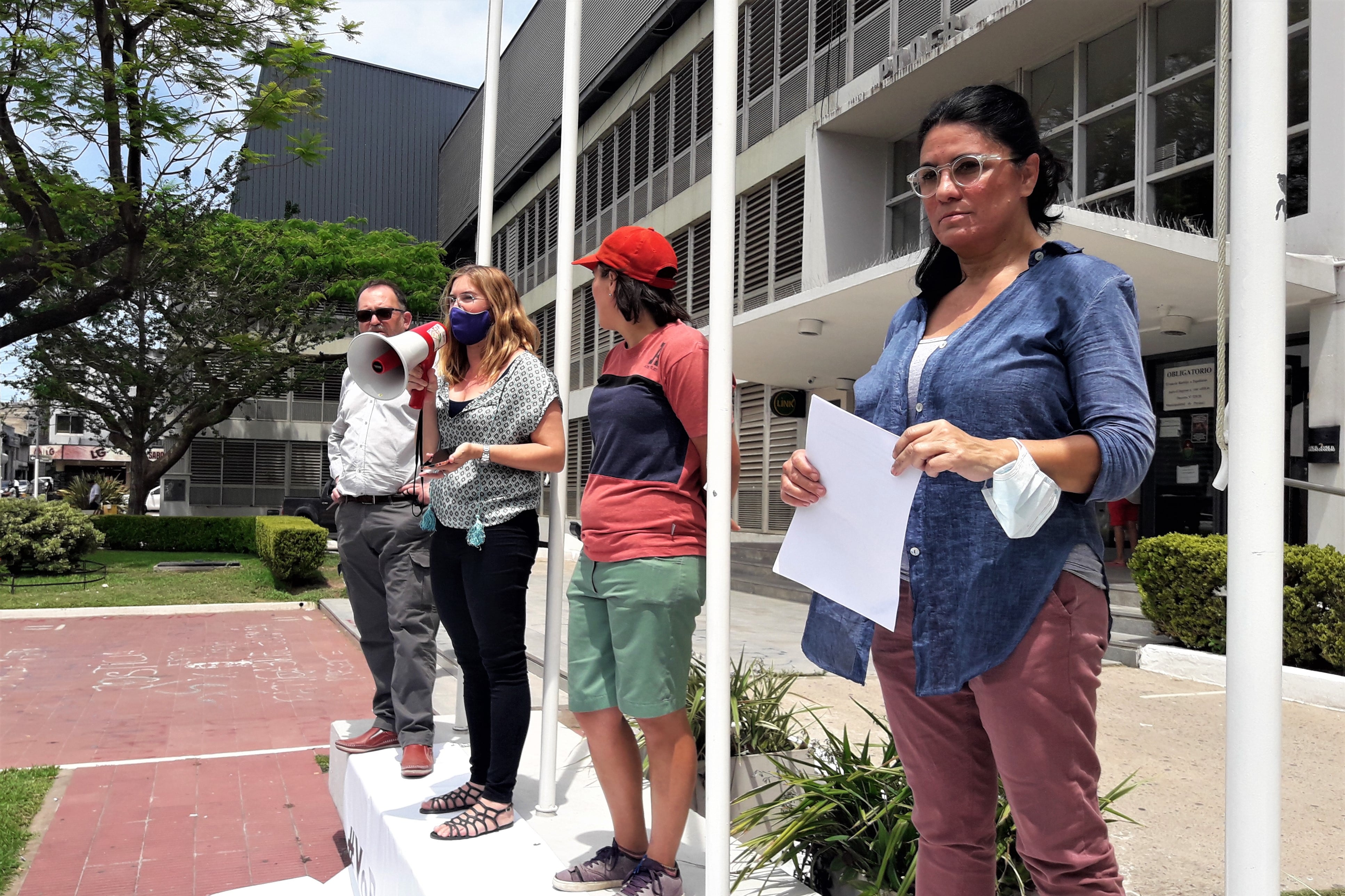 Dolores en primer plano. Detrás, ex trabajadores de El Diario, frente a tribunales de Paraná.
