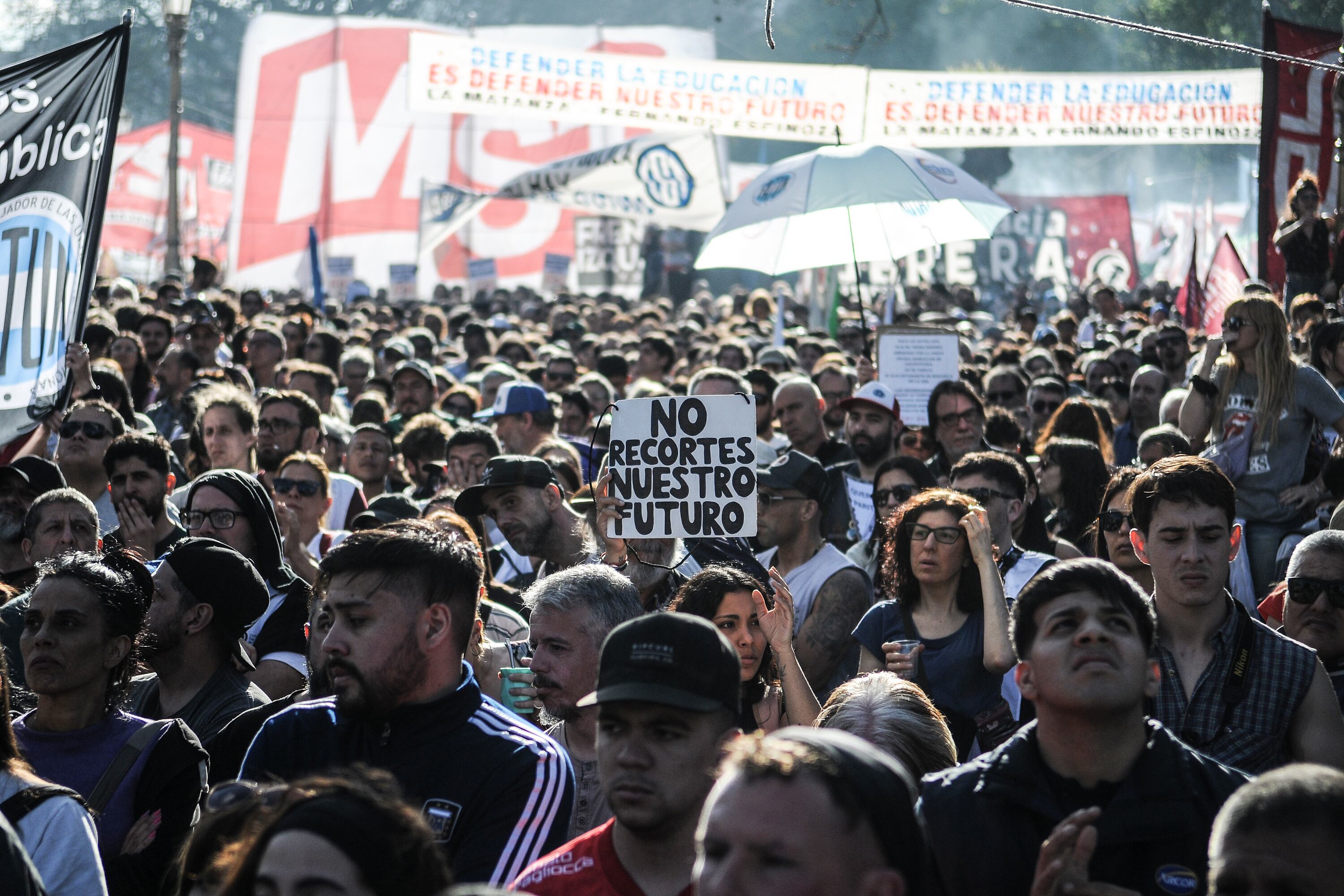 Miles de personas se acercaron al Congreso en la Segunda Marcha Federal.