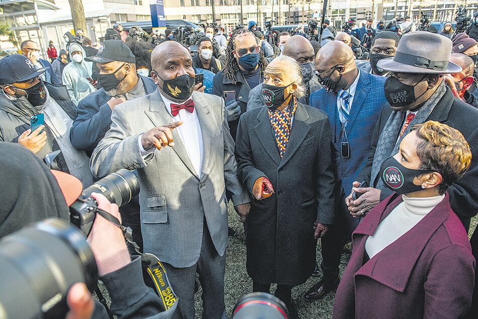 El reverendo Al Sharpton junto Ben Crump, abogado de la familia Floyd.