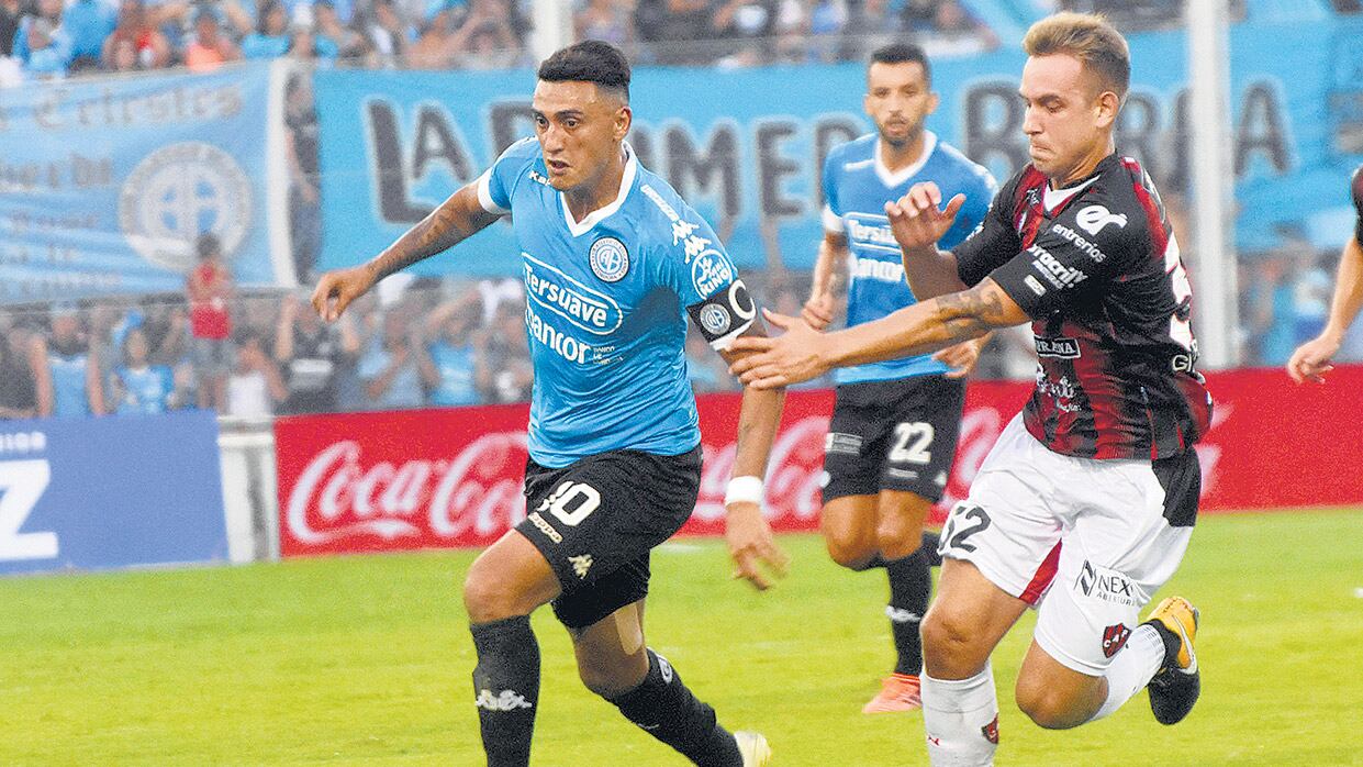 Matías Suárez lleva la pelota. Gil Romero intenta sacársela.