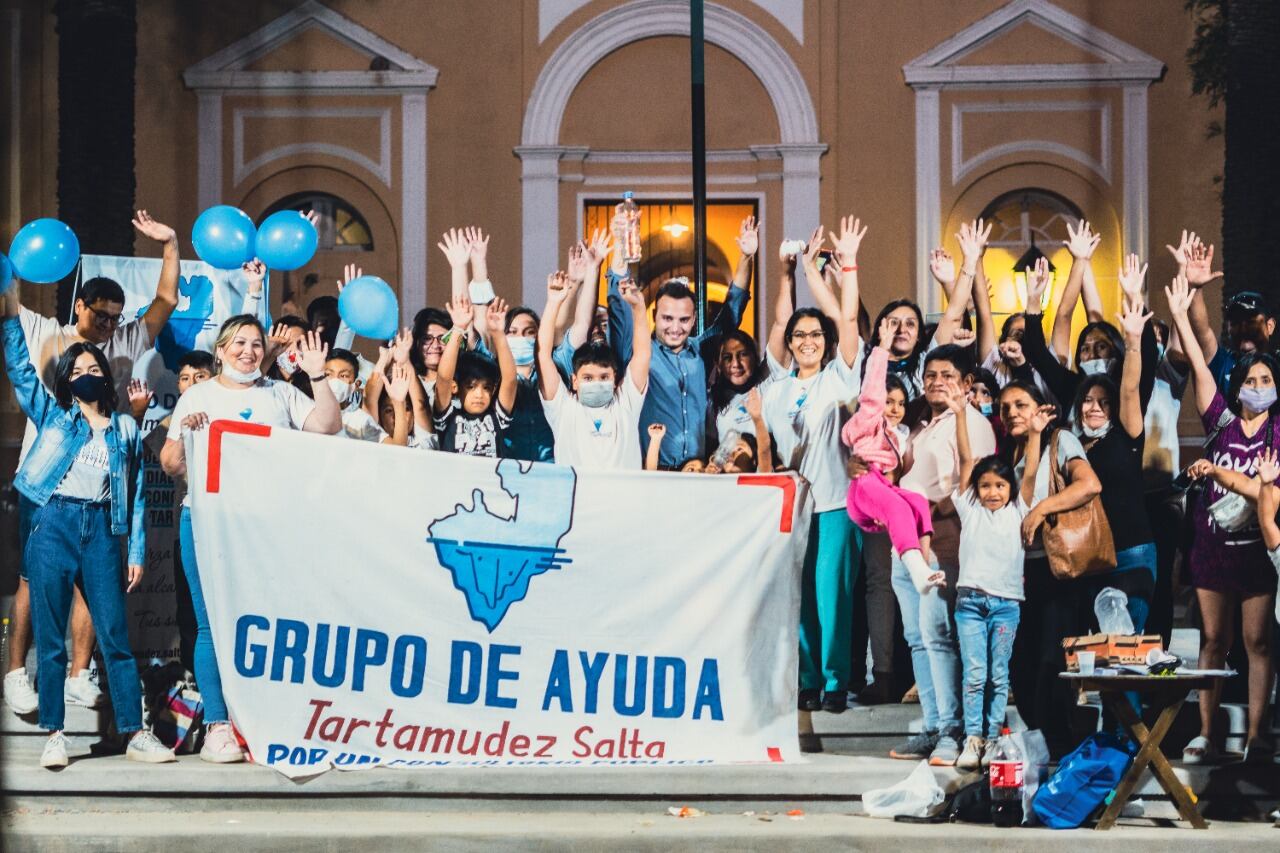 El grupo de familiares que realizó un vigilia en las puertas de la Legislatura.