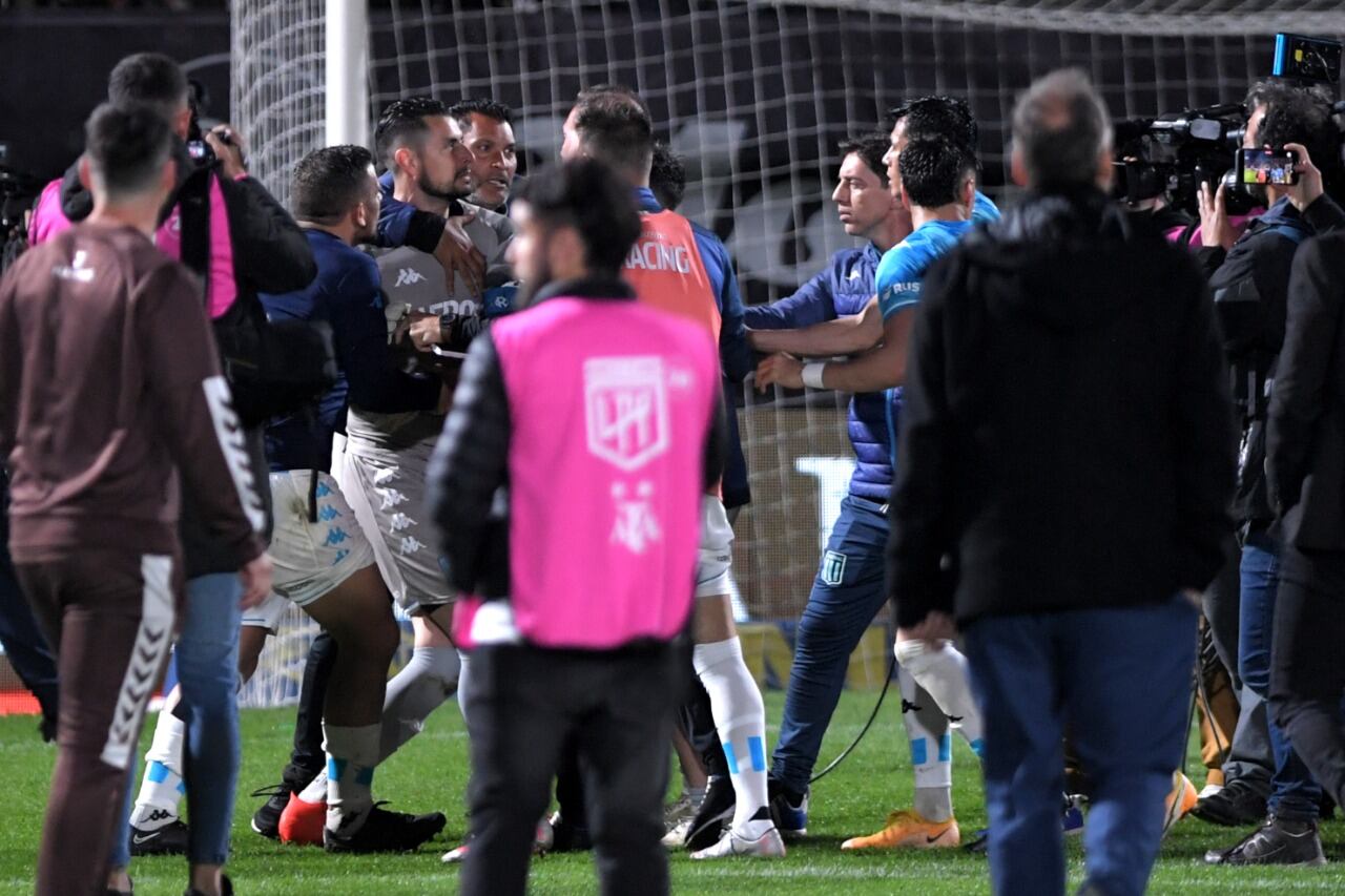 Arias ya hizo los gestos a la hinchada, los jugadores de Platense buscan revancha