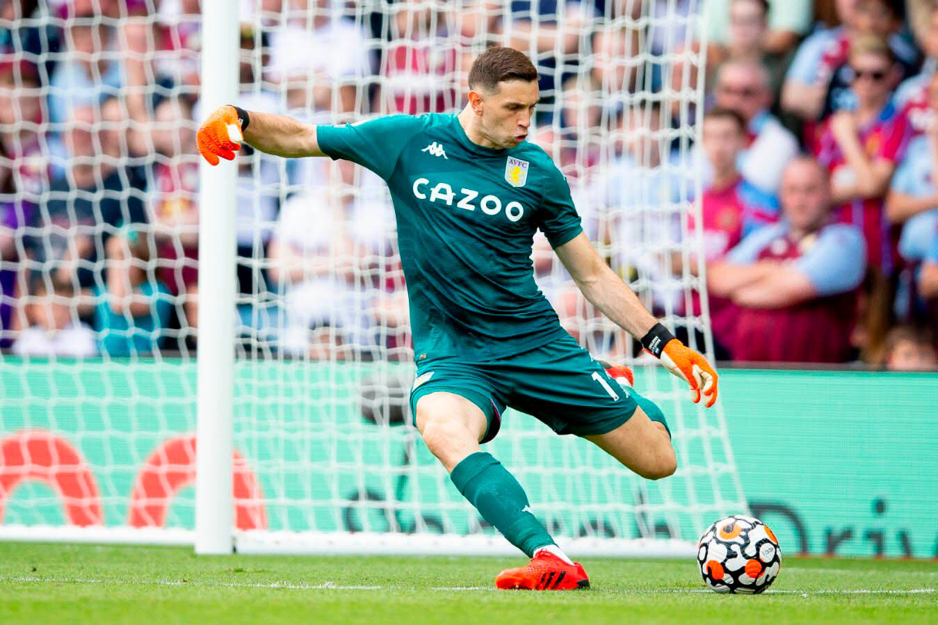 Dibu Martínez, pieza clave del Aston Villa inglés