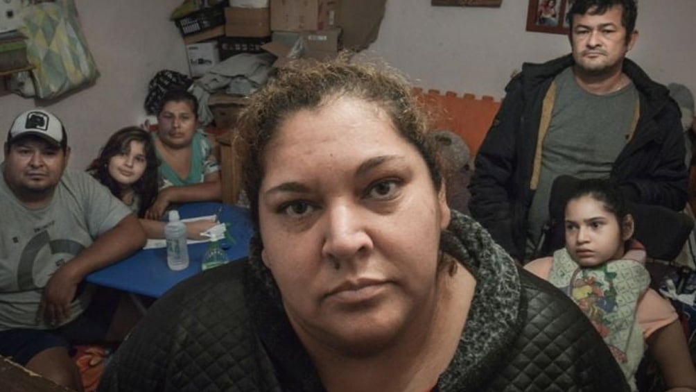 Ramona Medina con su familia, diez días antes de morir por coronavirus, cuando reclamaba por el agua en su barrio.
