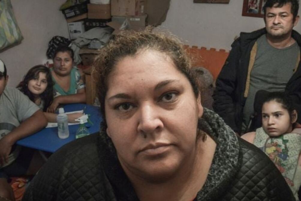 Ramona Medina con su familia, diez días antes de morir por coronavirus, cuando reclamaba por el agua en su barrio.