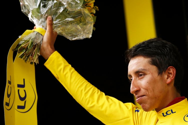 Bernal saluda luego de la penúltima etapa del Tour. 