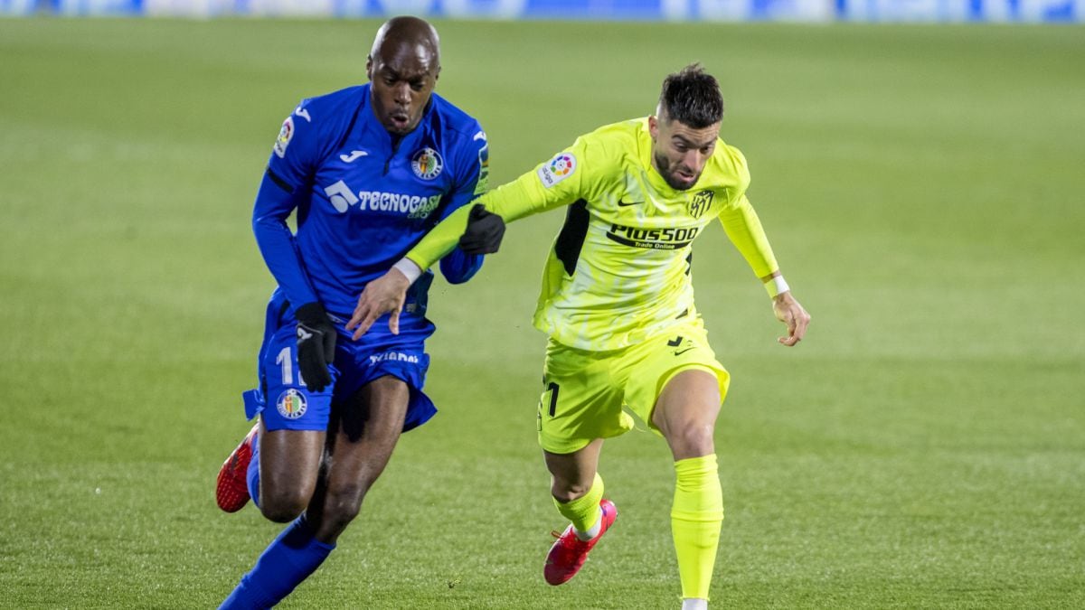 Joao Félix escapa a un rival. El Aleti igualó 0-0 con Getafe, pero sigue puntero.