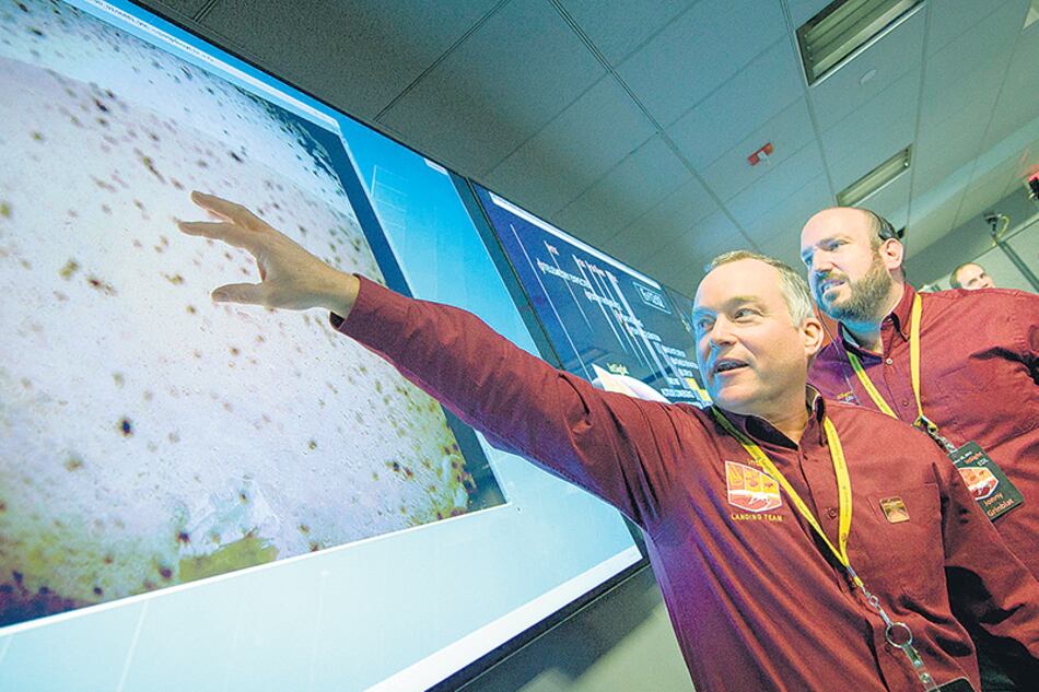 Tom Hoffman, director del proyecto InSight, ante la primera imagen enviada por el módulo robótico al llegar a Marte.