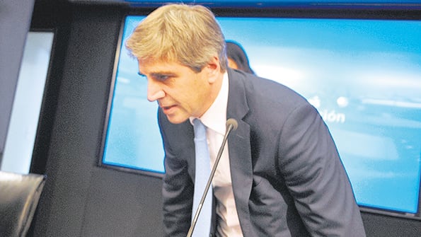 El flamante titular del Banco Central, Luis Caputo, intentará frenar la corrida cambiaria.