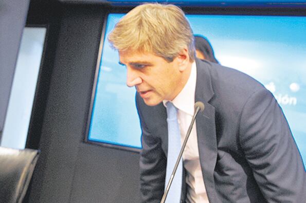 El flamante titular del Banco Central, Luis Caputo, intentará frenar la corrida cambiaria.