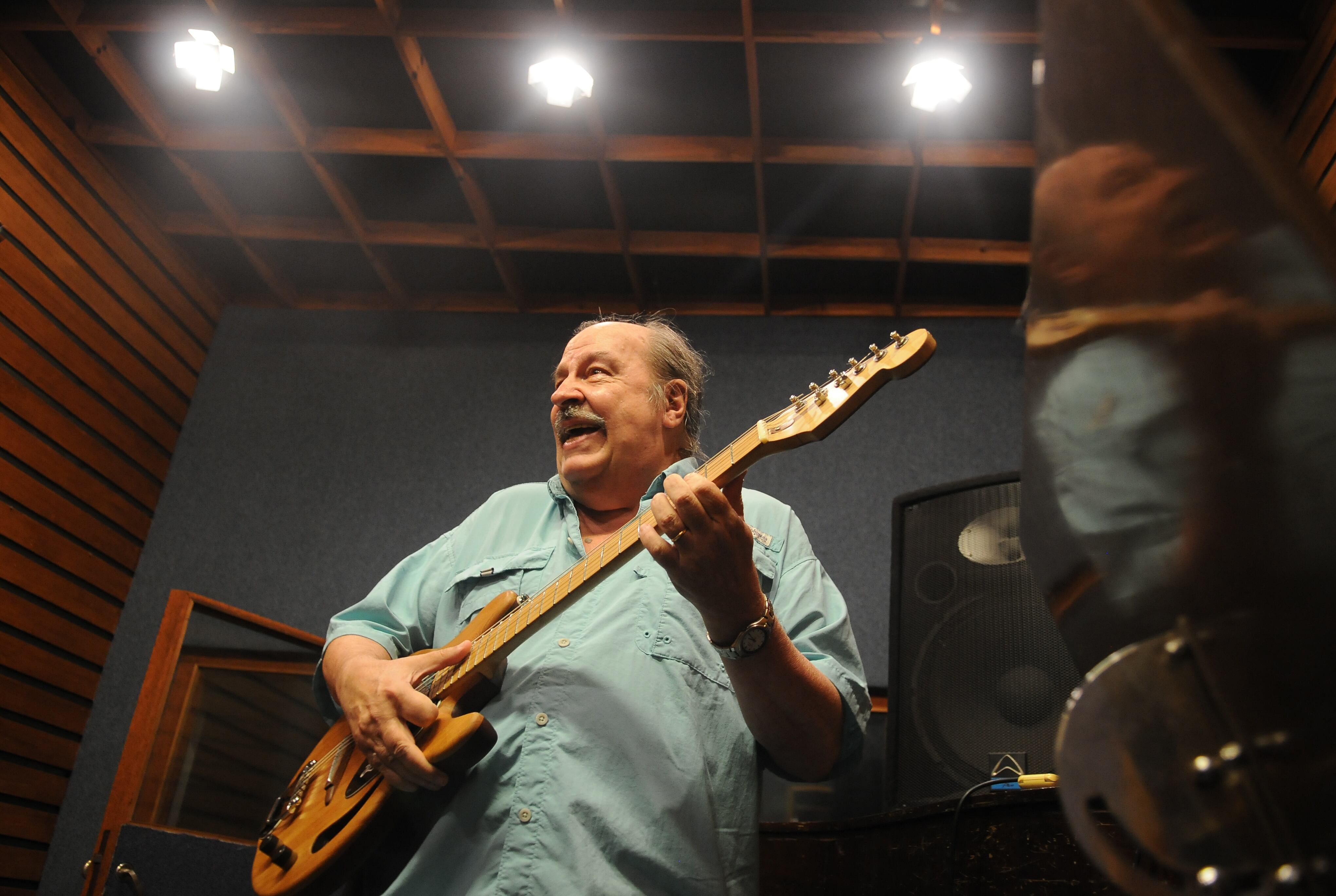 Nebbia tocará solo en guitarra canciones que compuso para ese instrumento.