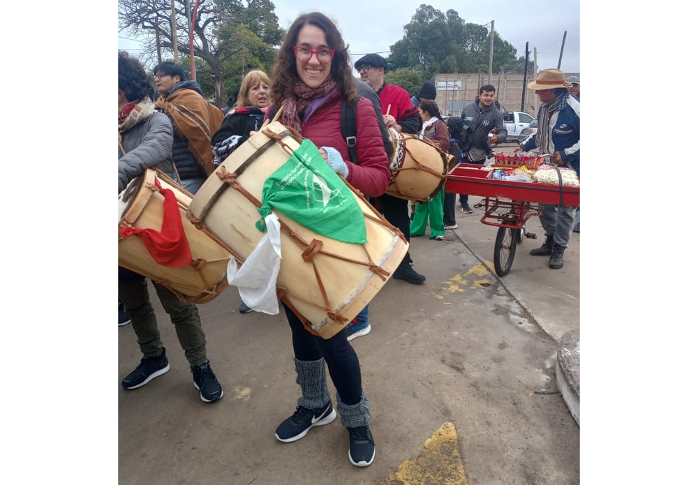 María Laura intervino su bombo con pañuelo blanco y verde para marchar.