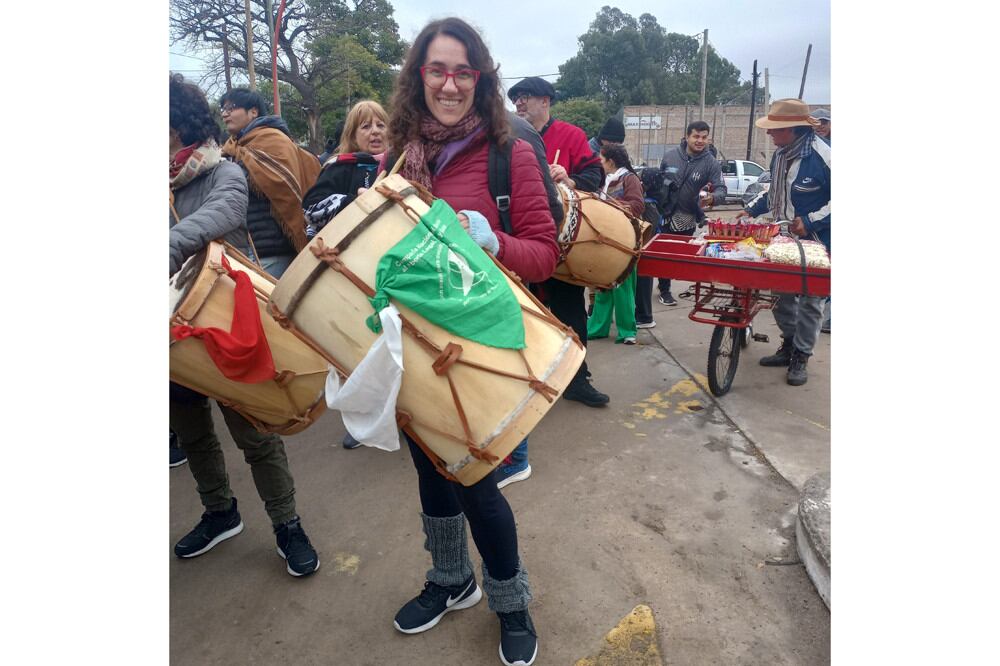 María Laura intervino su bombo con pañuelo blanco y verde para marchar.