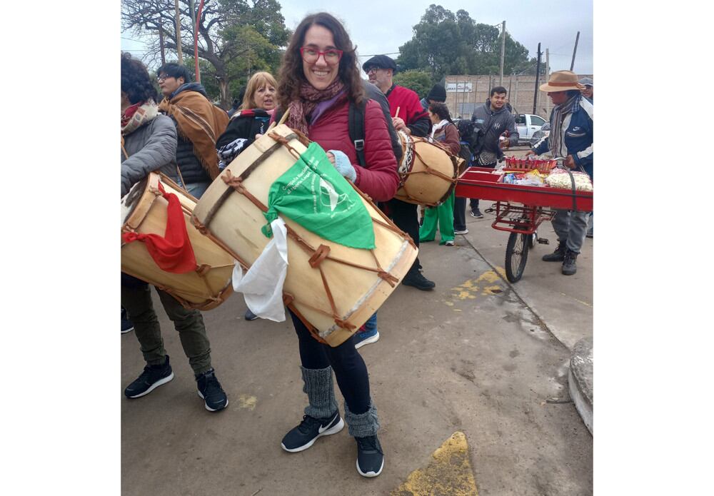 María Laura intervino su bombo con pañuelo blanco y verde para marchar.