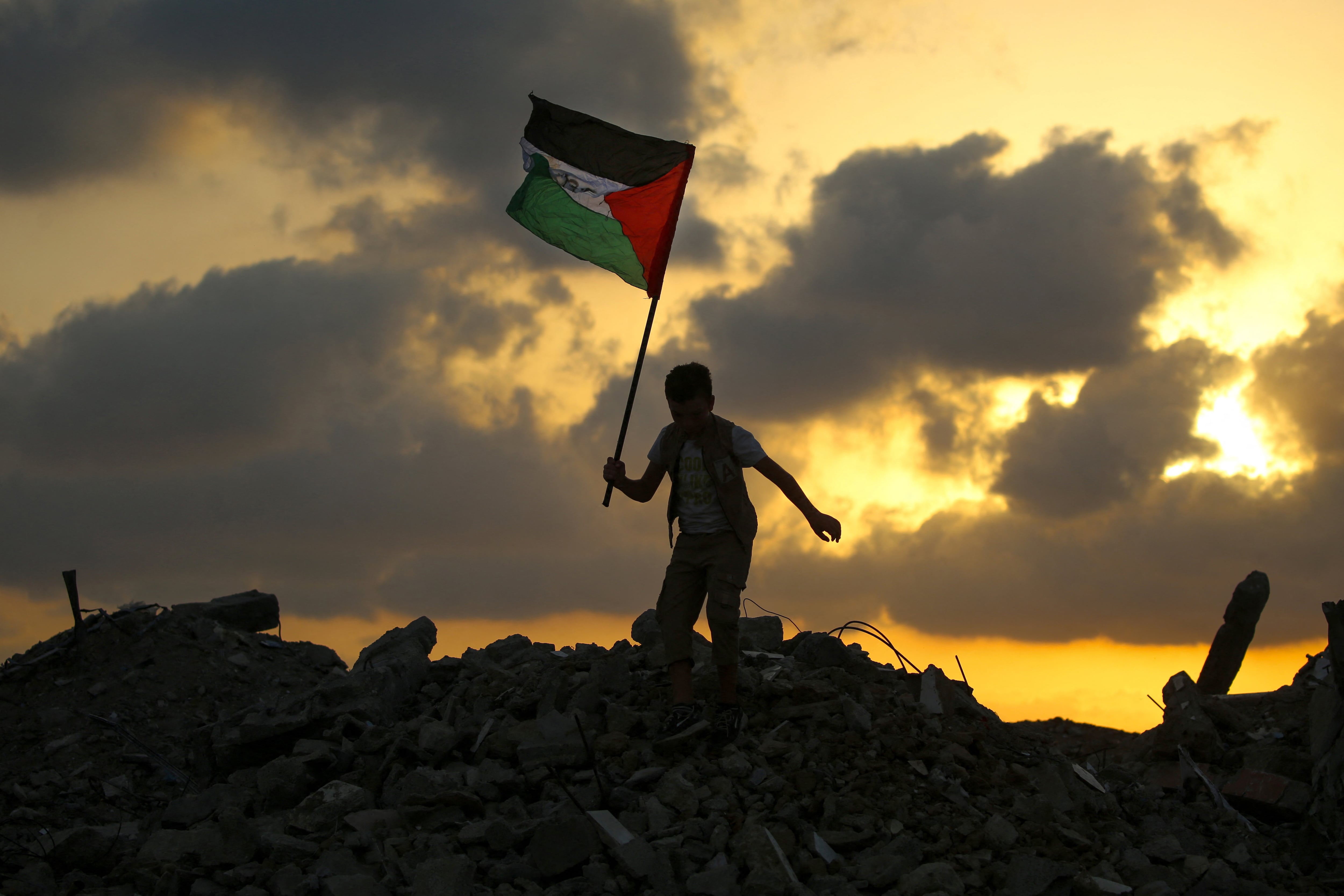 A contramano de la burocracia política, el ambiente artístico occidental suele actuar con resultados más efectivos