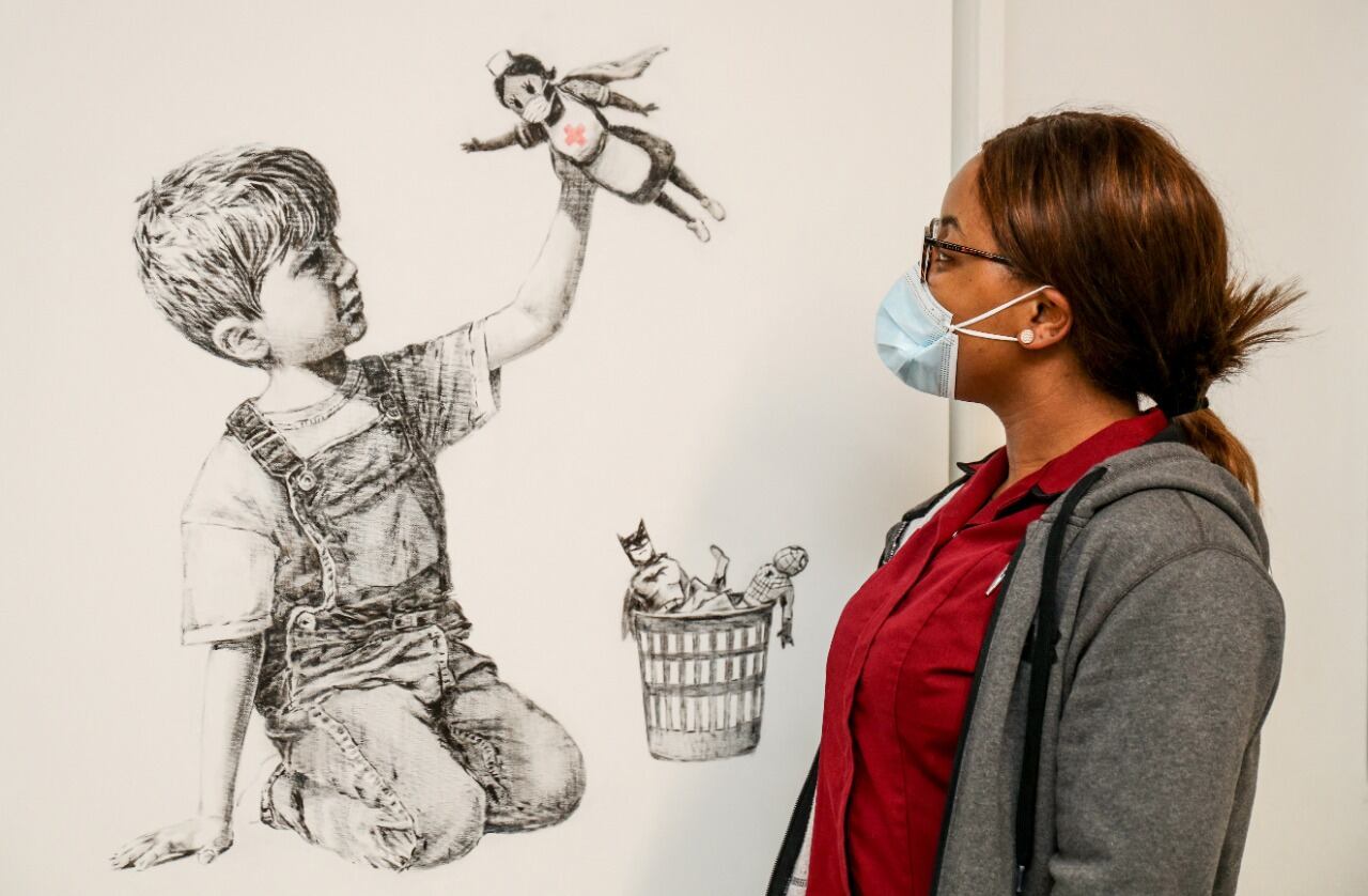 Banksy donó el dibujo en mayo de 2020 al Hospital General de Southampton. 