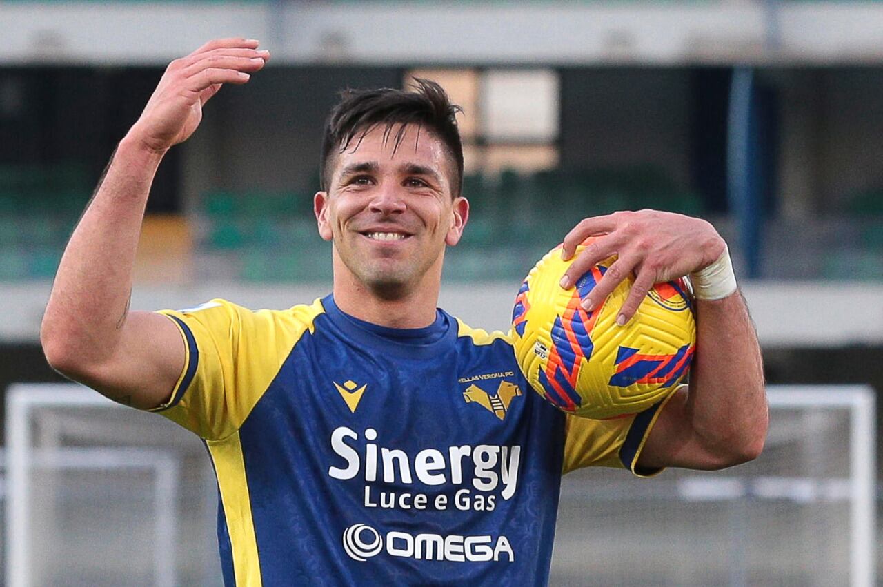 Gio Simeone metió un hat trick para Hellas Verona