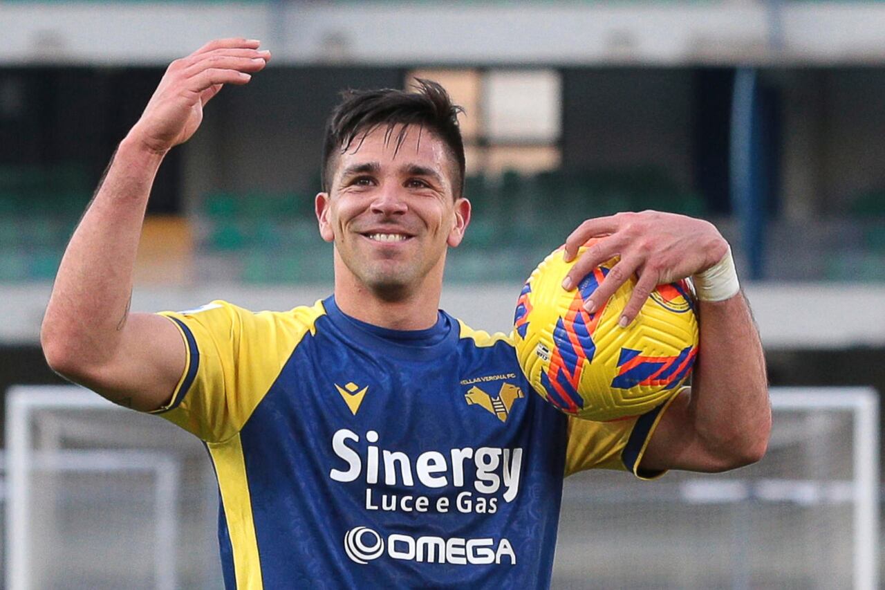 Gio Simeone metió un hat trick para Hellas Verona