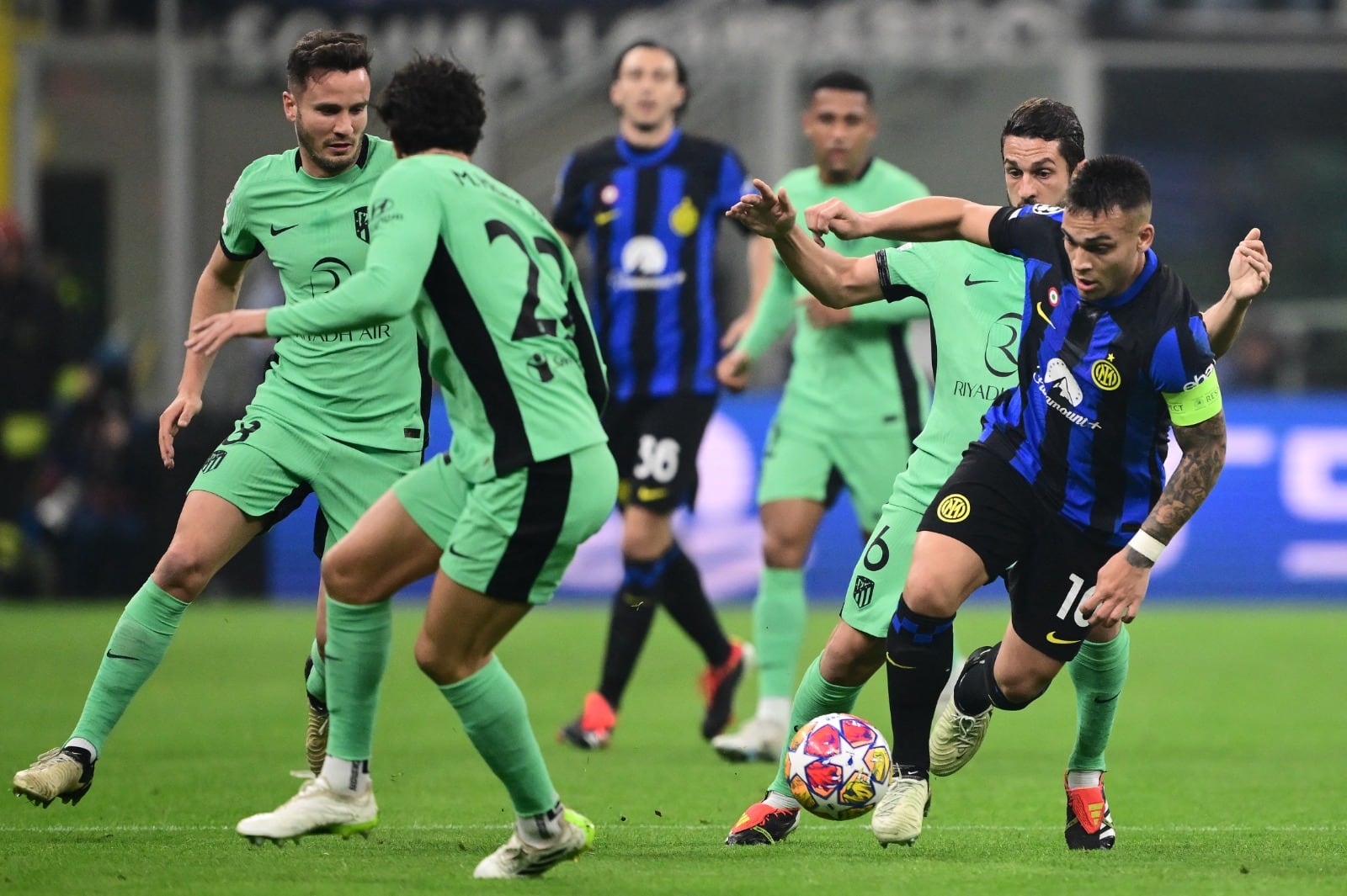 Lautaro Martínez lleva la pelota entre varios rivales