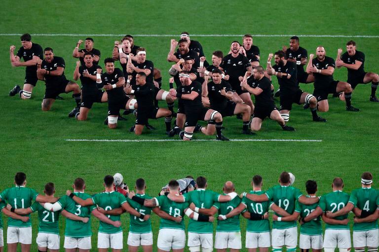 Los All Blacks realizan su tradicional haka.