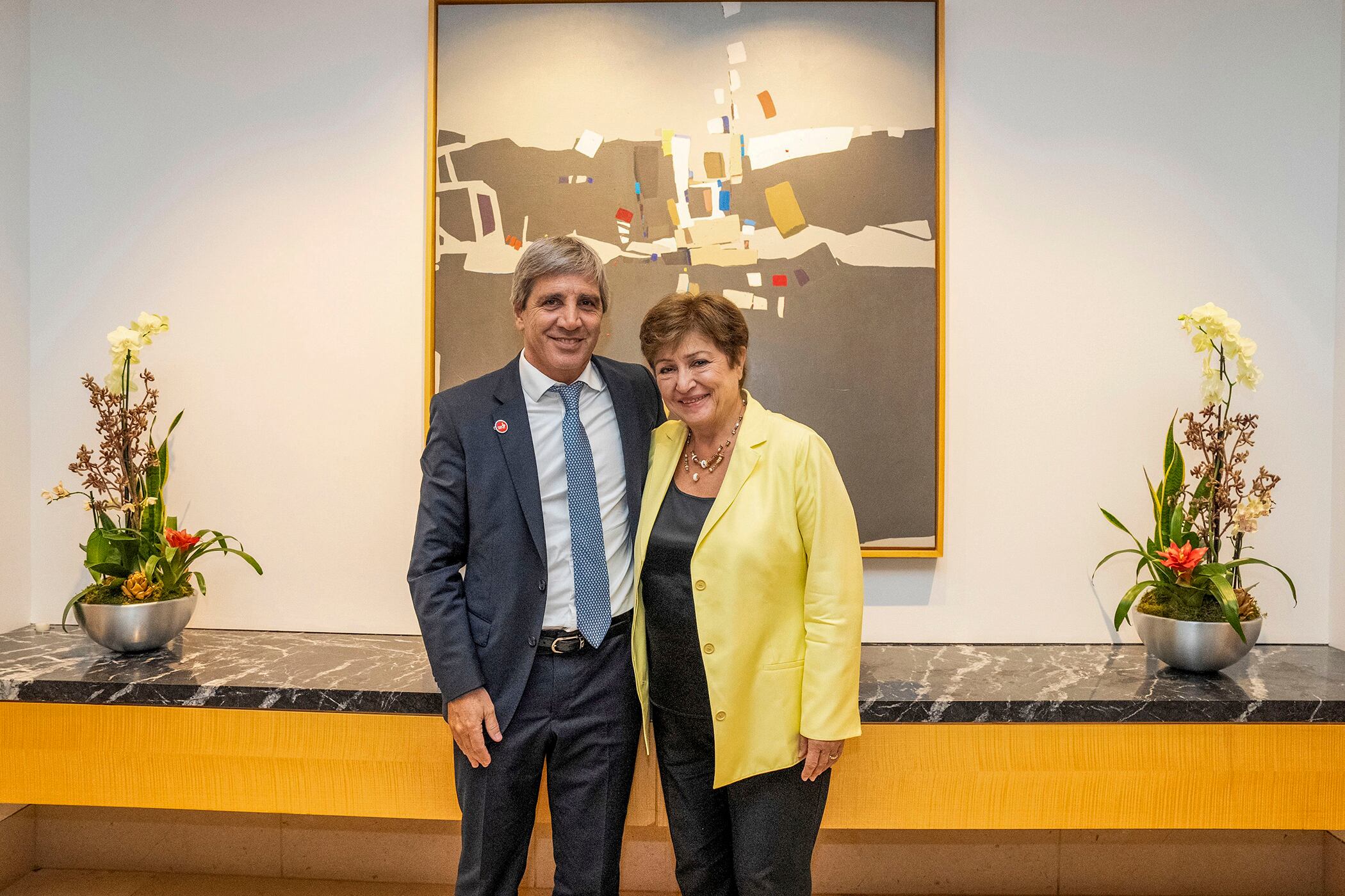Luis Caputo, ministro de economía, y Kristalina Georgieva, directora del FMI.