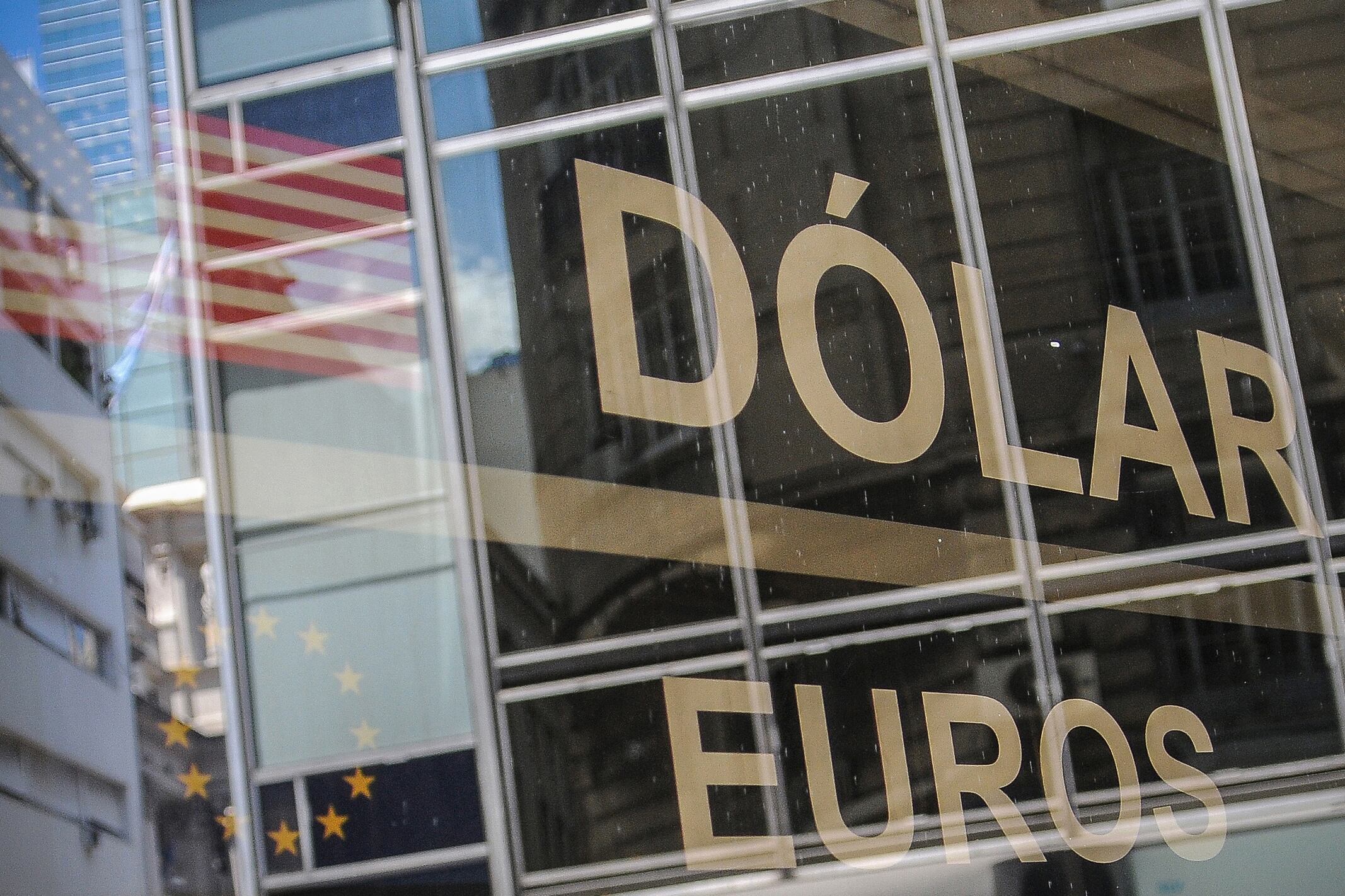 El nuevo dólar para turismo cotizará en torno a los 316 pesos en el arranque.