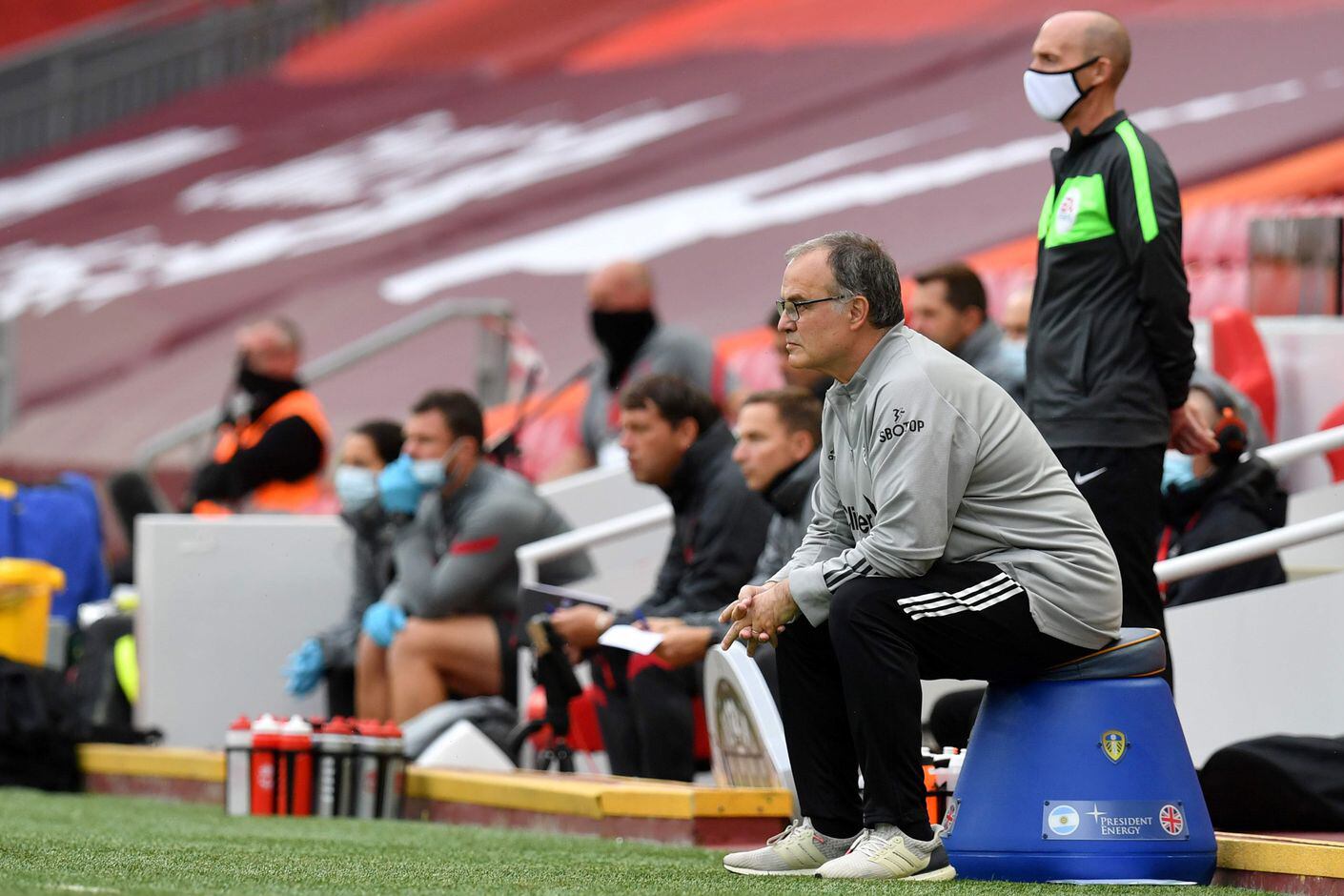 Bielsa y su curioso asiento, con bandera argentina incluida. Las tribunas, vacías.