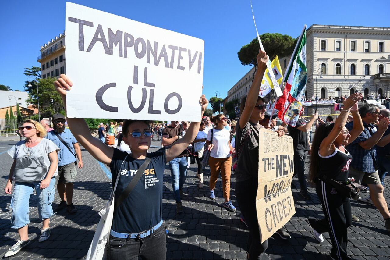 La marcha de los negacionistas recibió críticas del gobierno italiano.