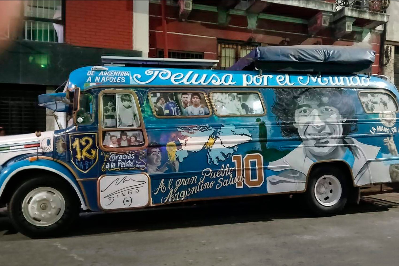 El colectivo ploteado "de" Maradona.