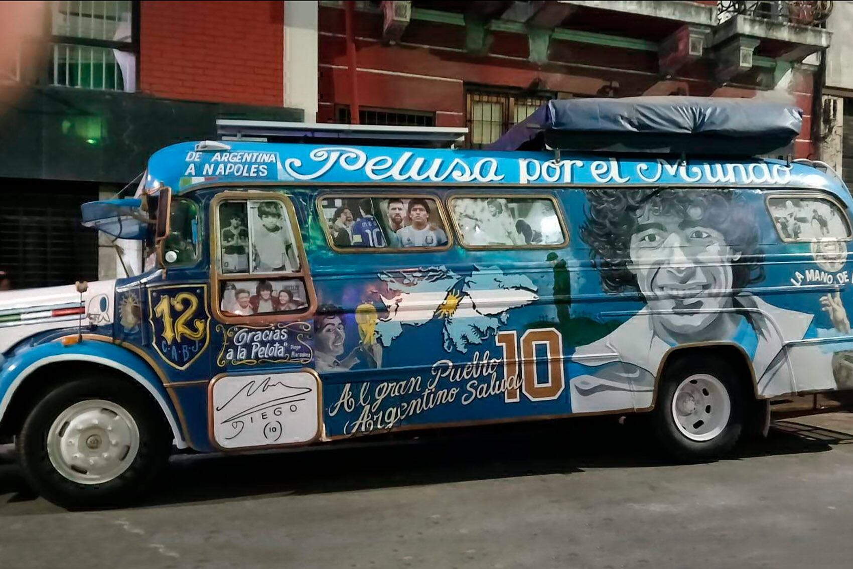El colectivo ploteado "de" Maradona.
