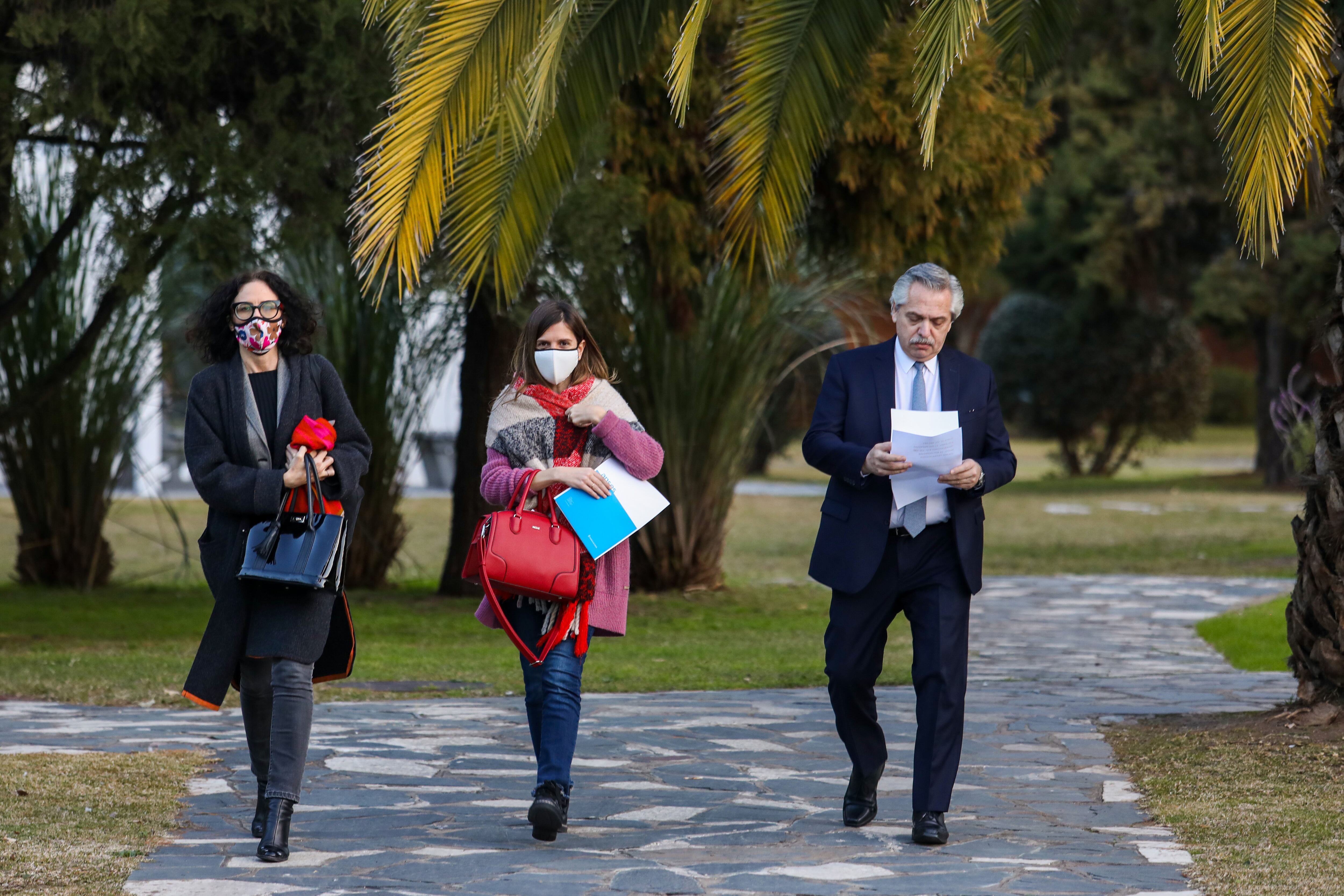 Alberto Fernández ayer en Olivos junto a Cecilia Todesca y Fernanda Raverta.