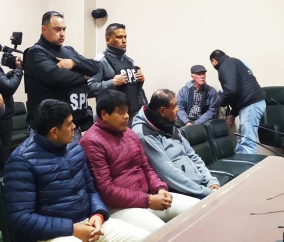 Los hermanos Bejarano y su padre. En el fondo, Arnaldo Monges.