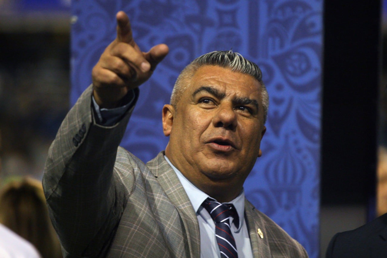 Claudio "Chiqui" Tapia, saludó a las futbolistas en su día.