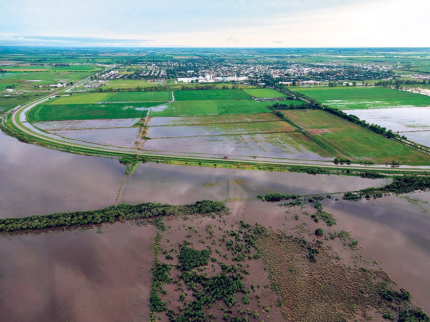 En Santa Fe, la crecida del Salado obligó a preparar lugares para posibles evacuaciones.