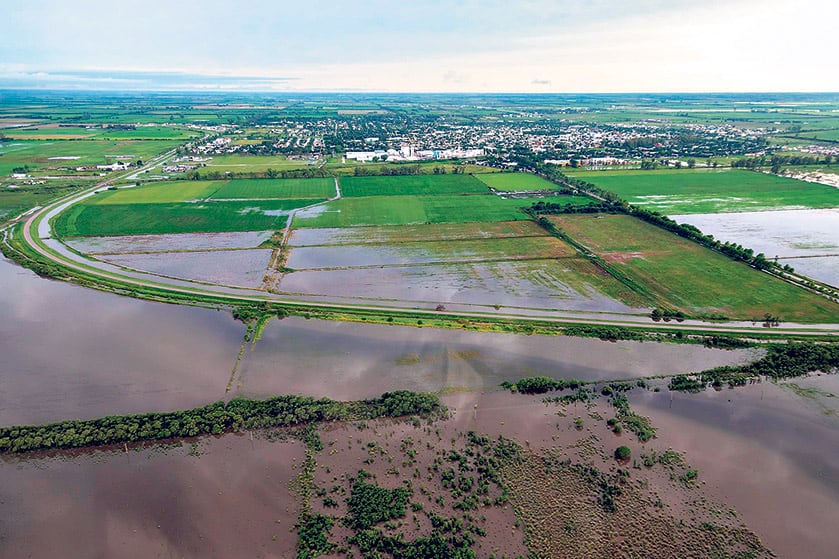 En Santa Fe, la crecida del Salado obligó a preparar lugares para posibles evacuaciones.