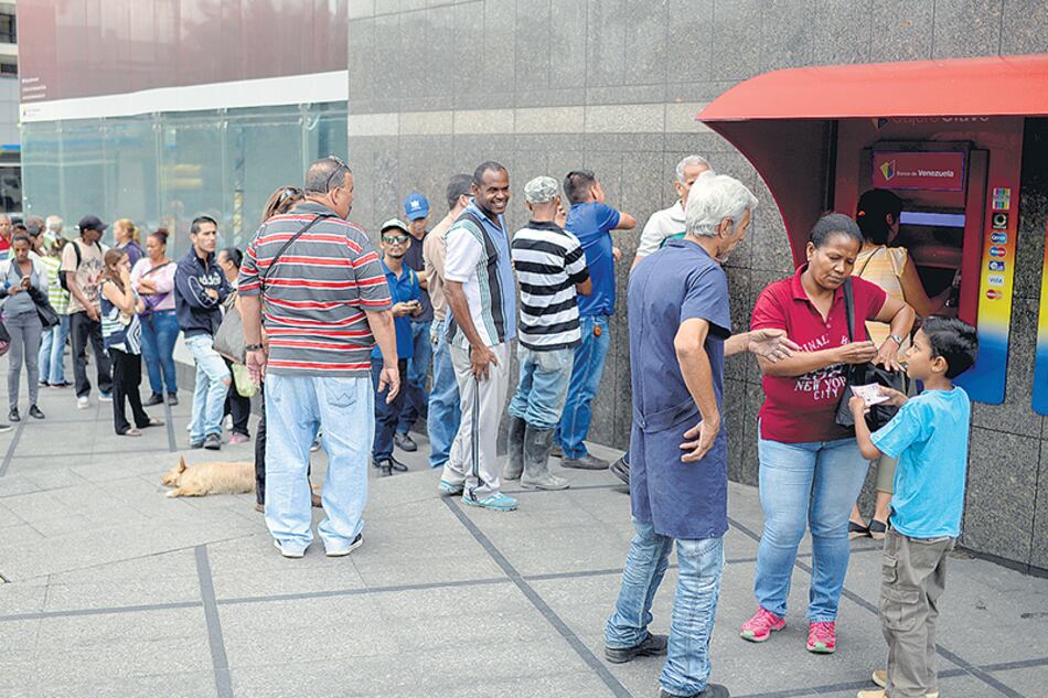 Venezolanos hacen cola en cajeros automáticos, donde pudieron sacar hasta 10 bolívares soberanos.