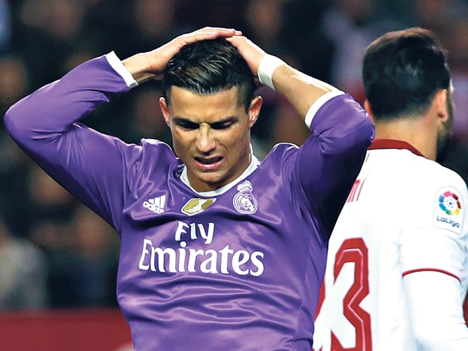 Ronaldo muestra su fastidio por el juego del equipo.