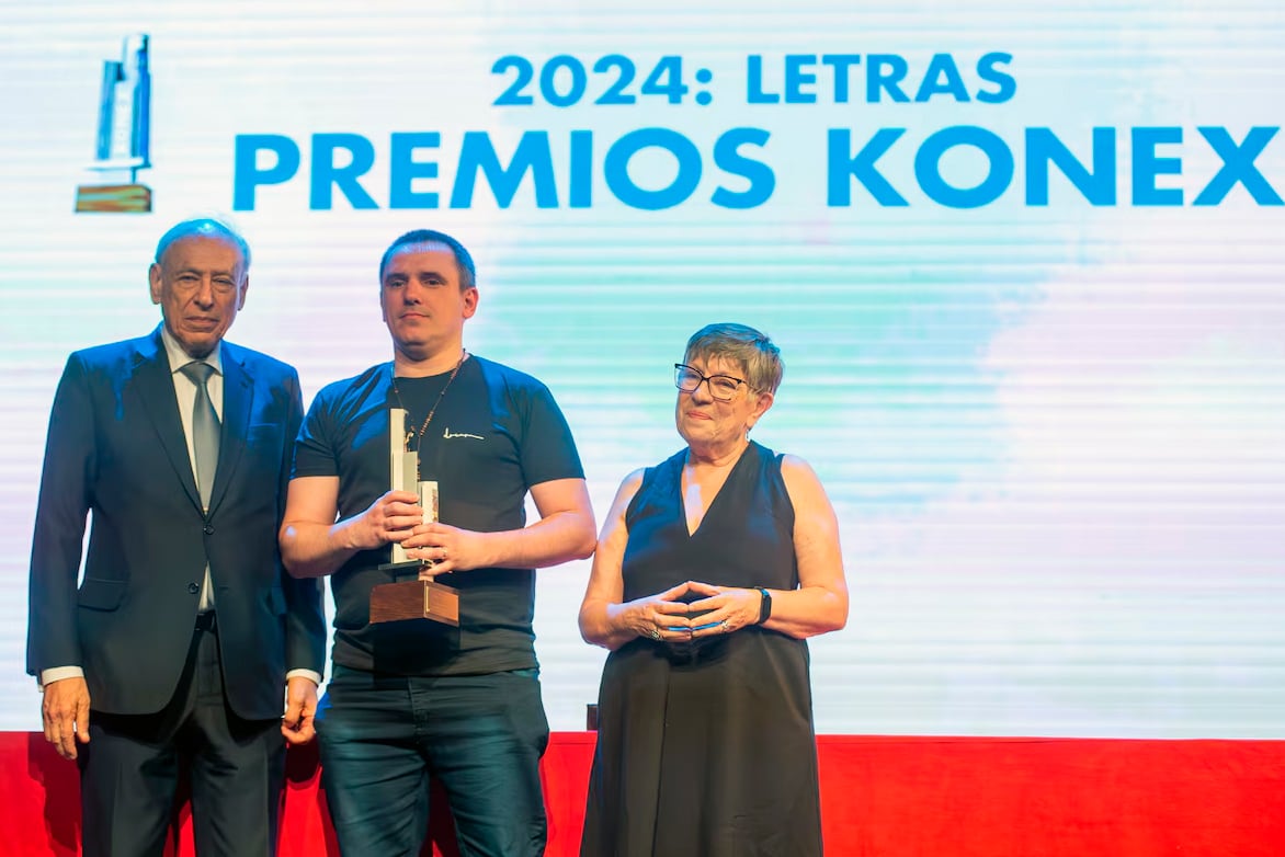 Manuel, hijo de María Moreno, recibió el premio de manos de María Teresa Andruetto y Luis Ovsejevich