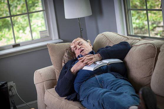 La investigación indicó que las personas mayores que normalmente dormían la siesta tenían un 12 % más de probabilidades de desarrollar presión arterial alta y un 24 % más de probabilidades de sufrir un derrame cerebral. (Foto: Istock)