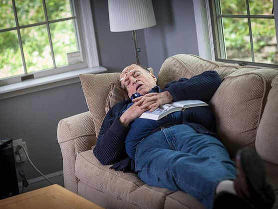 La investigación indicó que las personas mayores que normalmente dormían la siesta tenían un 12 % más de probabilidades de desarrollar presión arterial alta y un 24 % más de probabilidades de sufrir un derrame cerebral. (Foto: Istock)