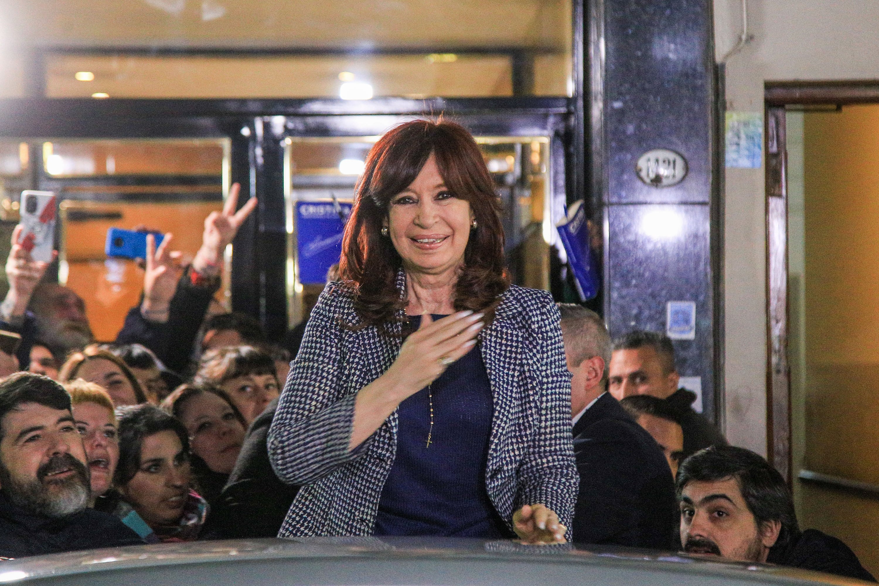 El saludo de la vicepresidenta a la militancia, ayer al salir de su casa. 