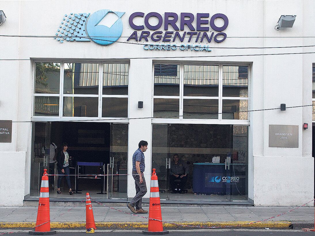 El Grupo Macri se hizo cargo del Correo en 1997, a través de Sideco Argentina. En 2001 presentó convocatoria de acreedores. 