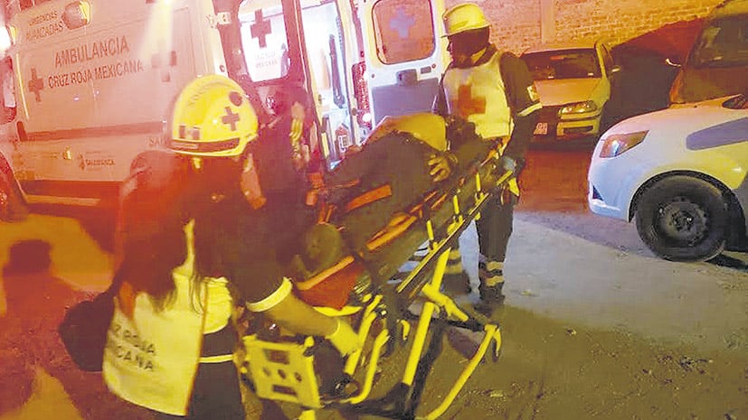 Paramédicos retiran a un herido en el ataque al bar de Guanajuato.