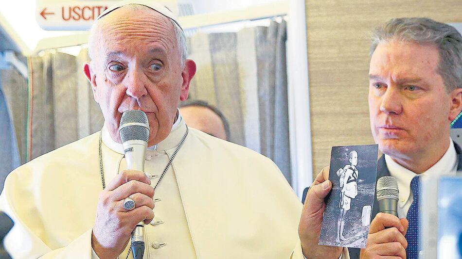 El Papa muestra la foto de un niño con su hermano muerto en Nagasaki.