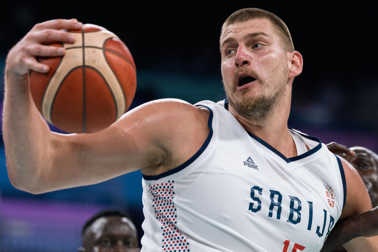 Nikola Jokic viene de rompera con Australia.