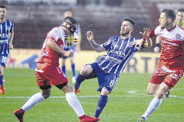 Argentinos no pudo resolver el planteo defensivo de Godoy Cruz.