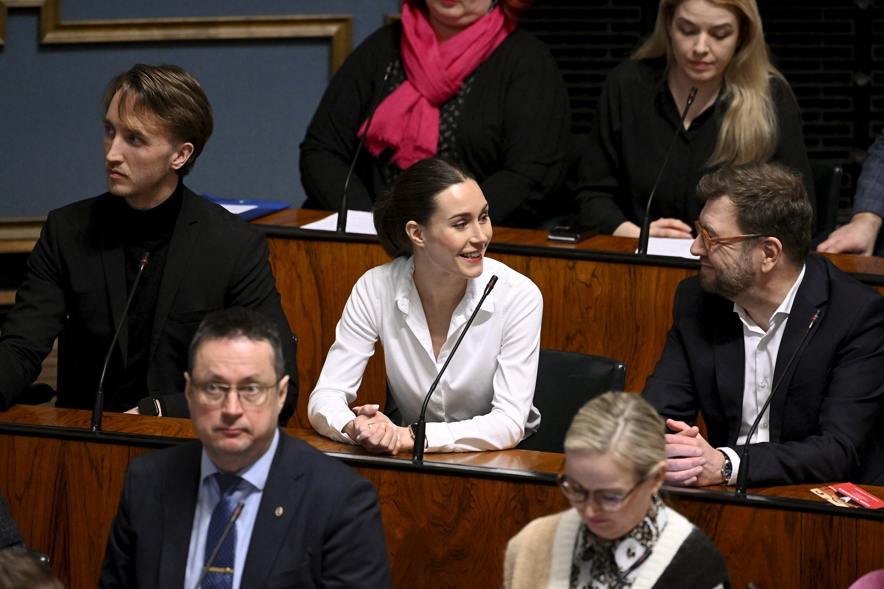 Sanna Marin (centro) junto a sus ministros en el Parlamento durante la aprobación del ingreso a laOTAN. 