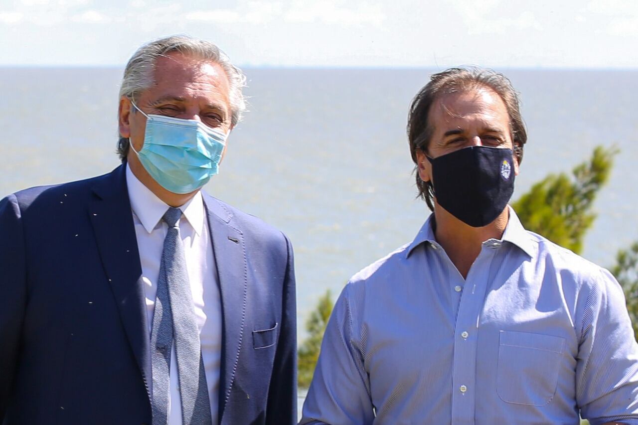 Alberto Fernández junto al presidente uruguayo Luis Lacalle Pou.