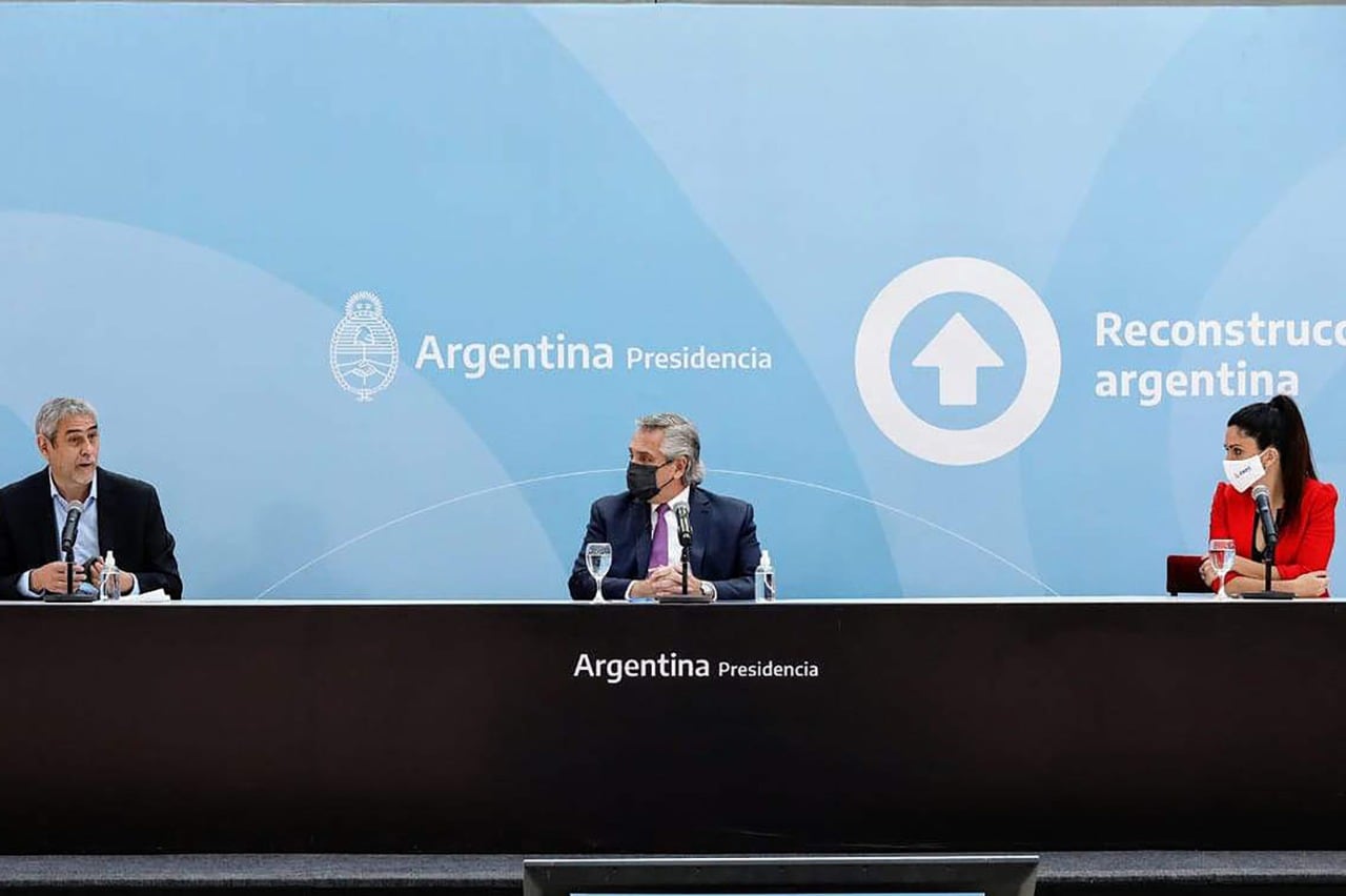 Alberto Fernández junto al ministro de Desarrollo Territorial y Hábitat, Jorge Ferraresi, y la titular del PAMI, Luana Volnovich.